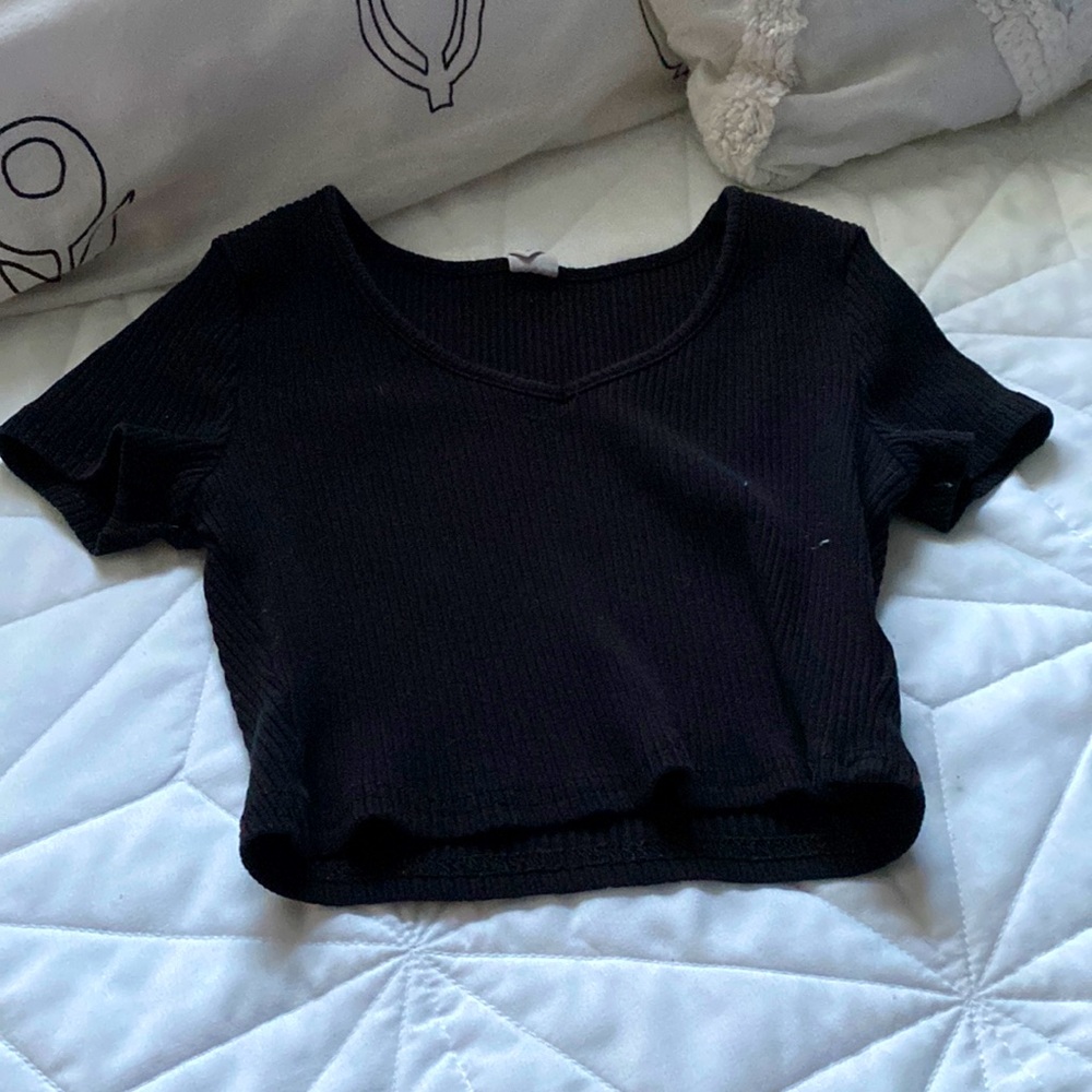 Black v-cut cropped top <3